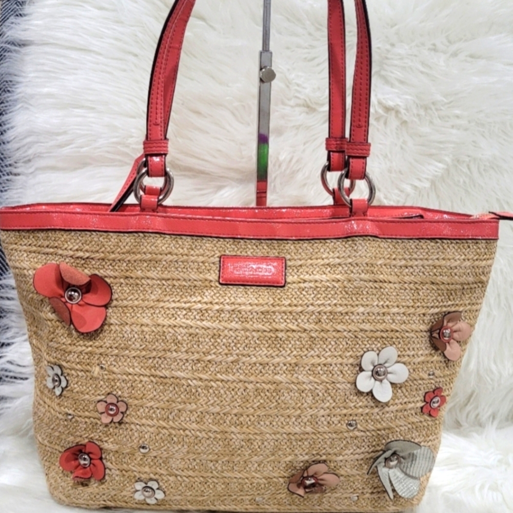 Coach straw floral shoulder bag. Excellent condition Flower applique tote.